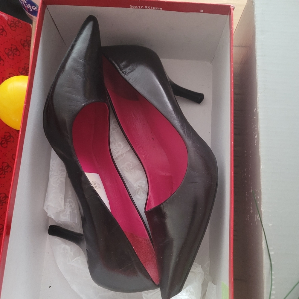 Guess low pump black heels